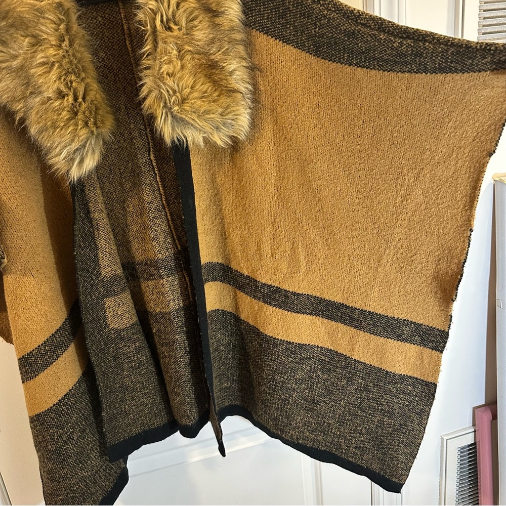 Forever 21 Plus Shawl Sweater with Detachable Faux Fur Collar in Camel Tan - Picture 2 of 9